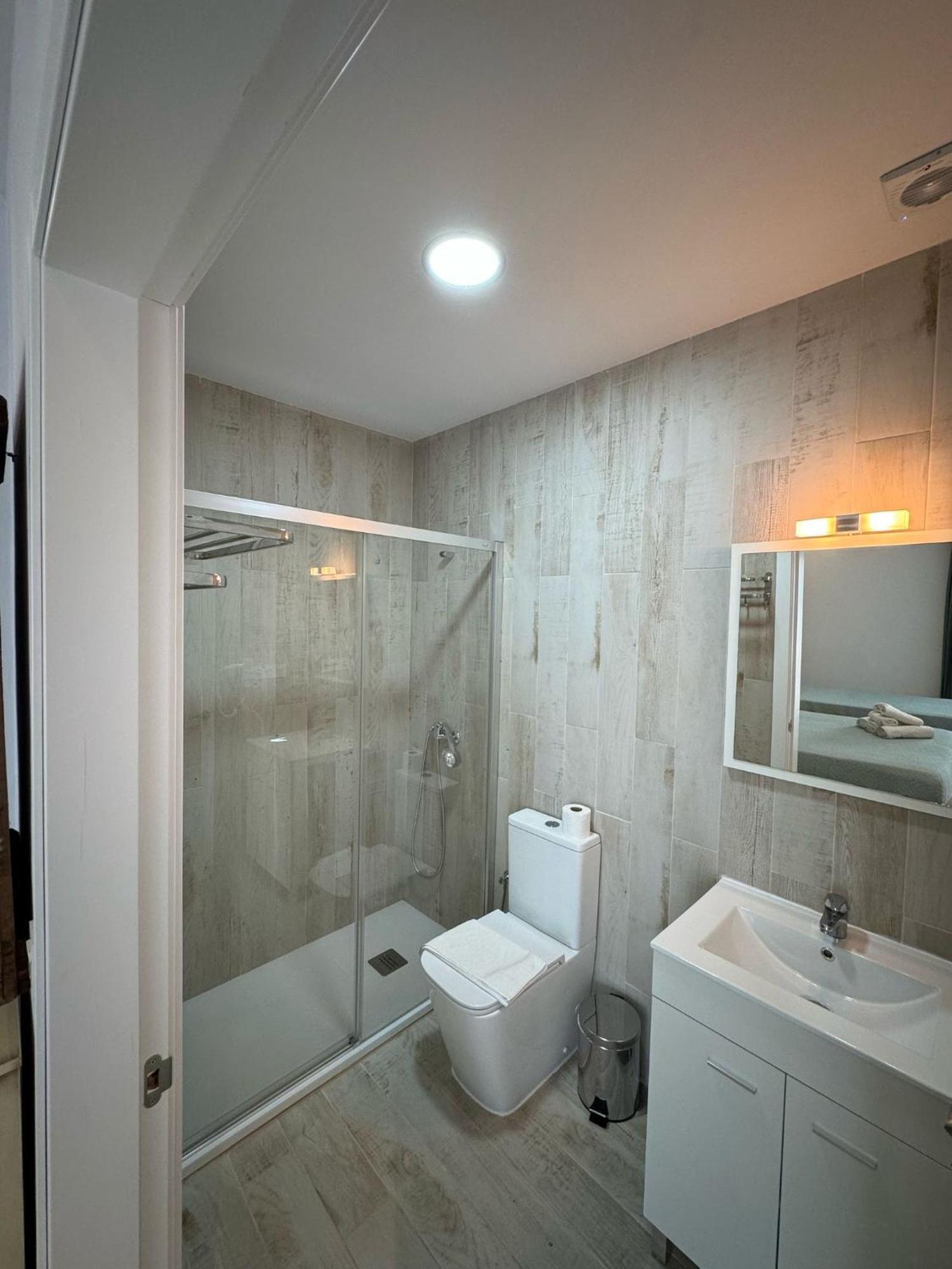 Hostal Del Faro โกนิล เด ลาฟรอนเตรา ภายนอก รูปภาพ